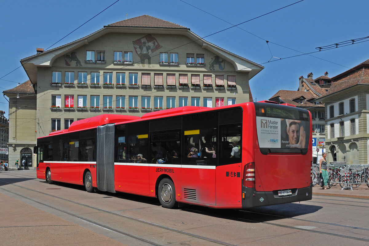 Mercedes Citaro 843, auf der Linie 19, überquert den Casinoplatz. Die Aufnahme stammt vom 17.06.2013.