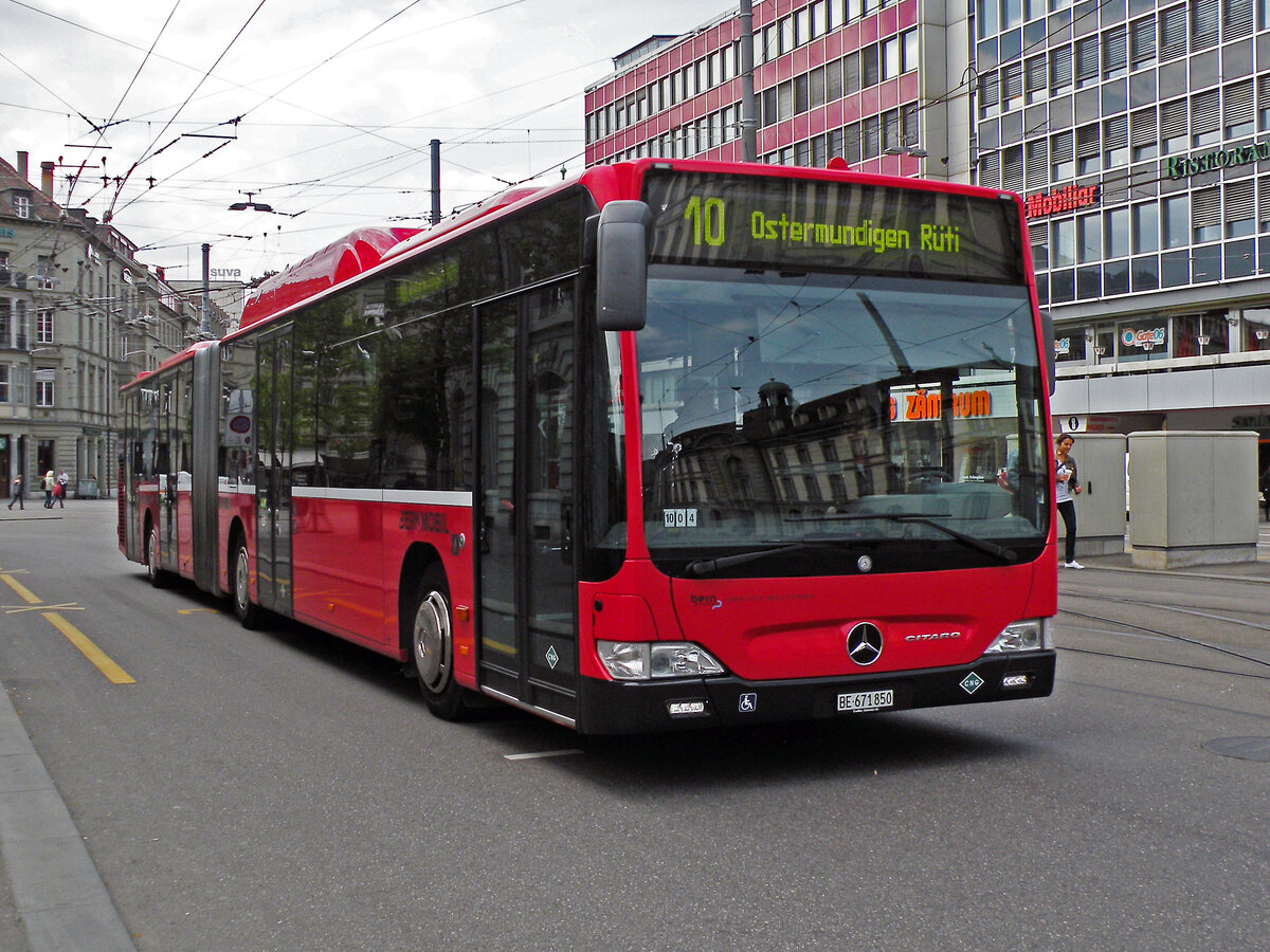 Mercedes Citaro 850, auf der Linie 10, fährt zur Haltestelle beim Bahnhof Bern. Die Aufnahme stammt vom 14.04.2011.