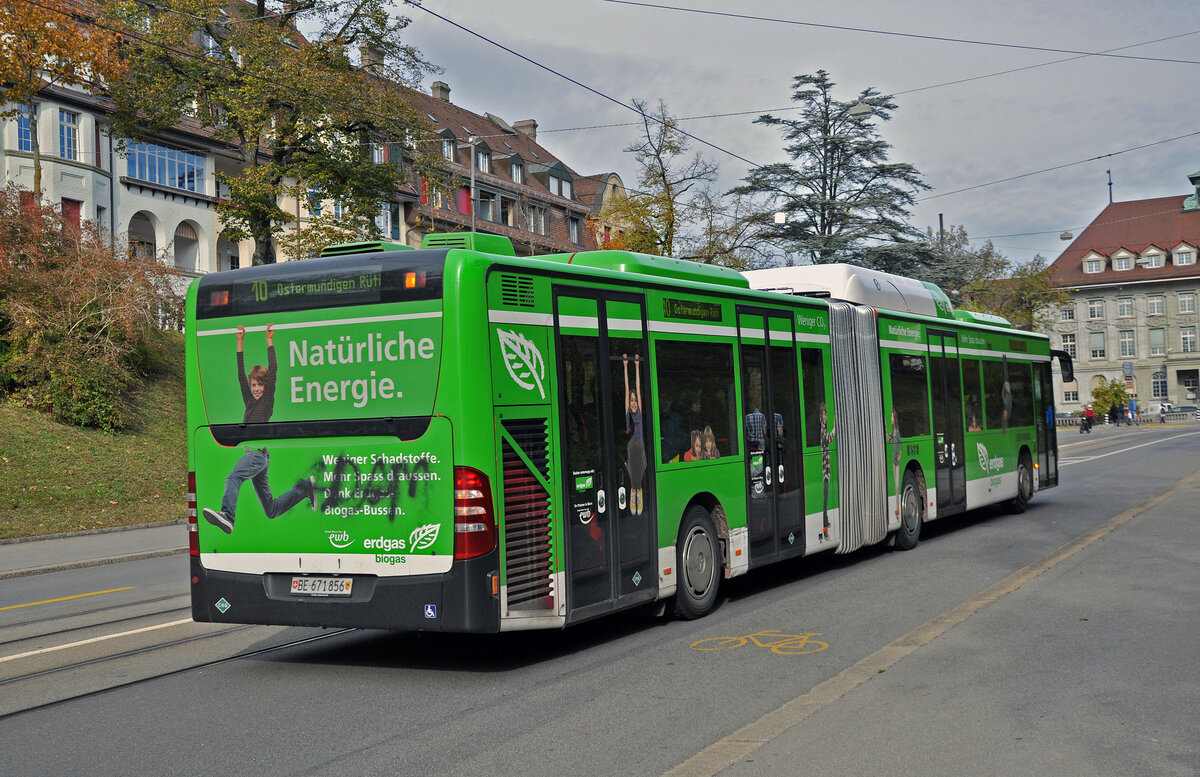 Mercedes Citaro 856 mit der Erdgas Werbung, auf der Linie 10, fährt durch die Kornhausstrasse. Die Aufnahme stammt vom 08.11.2013.