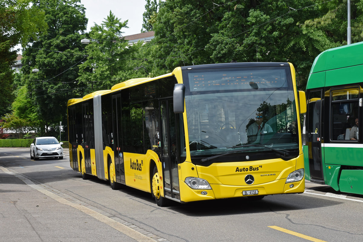 Mercedes Citaro 89, auf der Linie 81, fährt am St. Alban Tor vorbei zur Haltestelle Breite. Die Aufnahme stammt vom 26.05.2018.