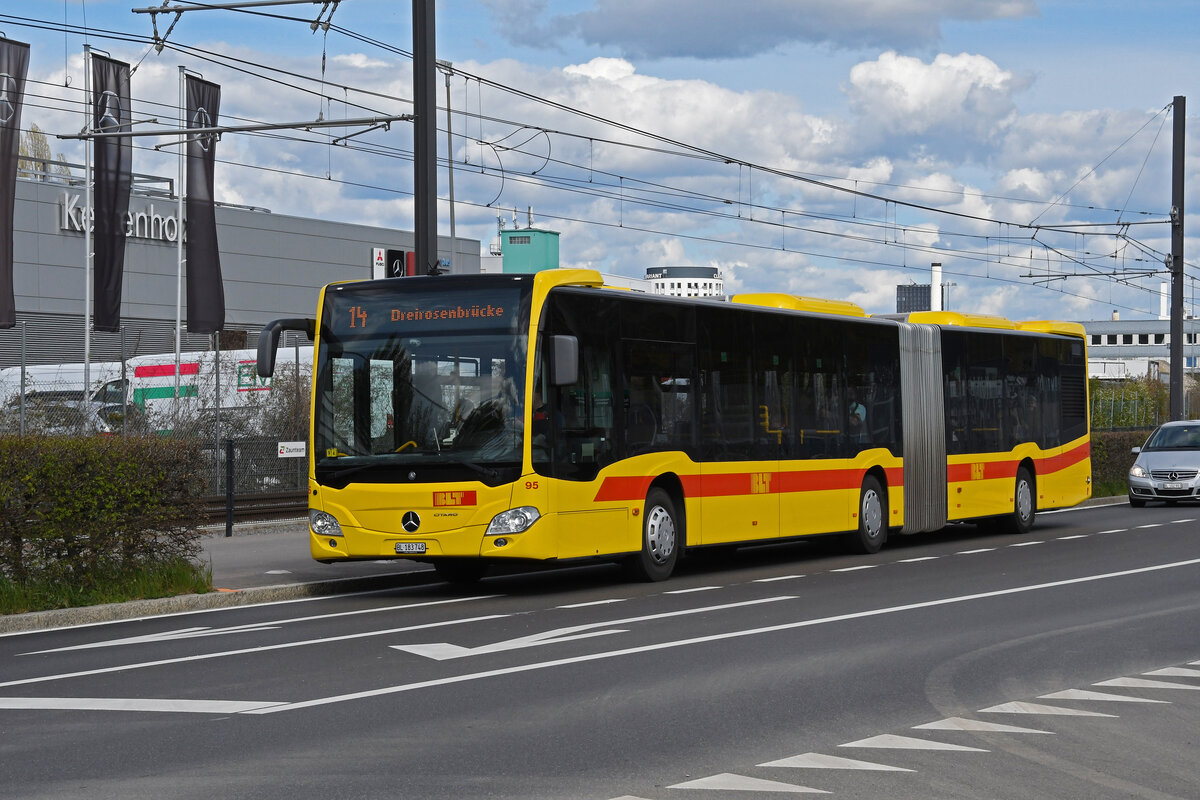 Mercedes Citaro 95 der BLT, auf der Tramersatzlinie 14, die wegen einer Grossbaustelle nicht mit Tramzügen fahren kann, bedient am 14.04.2023 die provisorische Haltestelle Lachmatt.