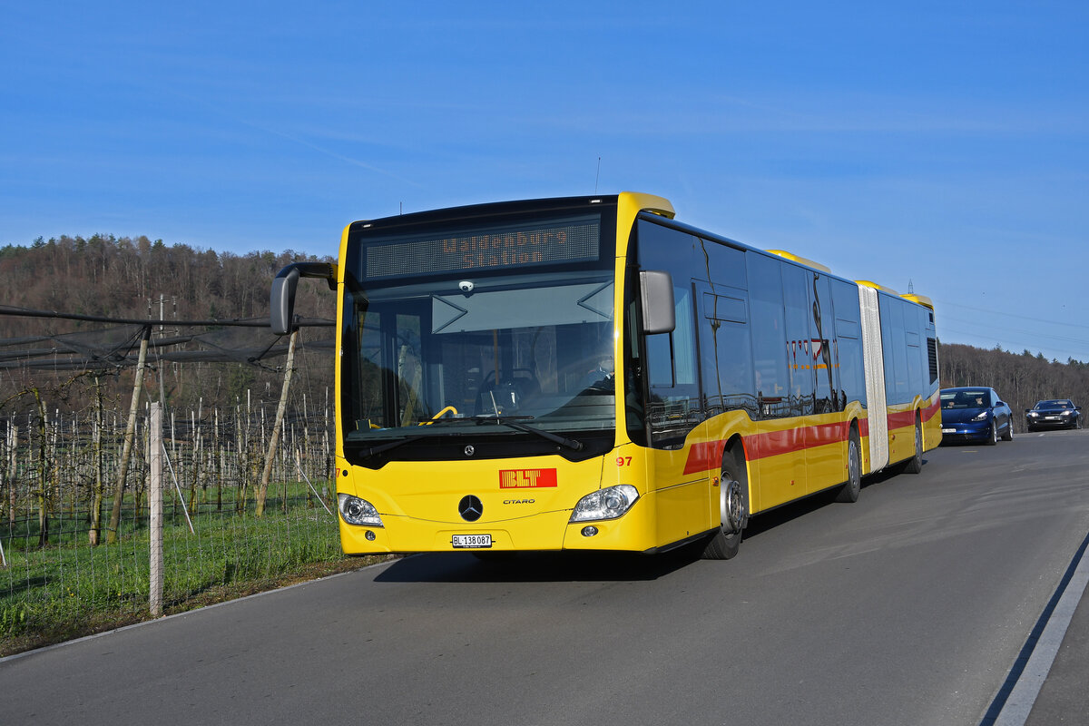 Mercedes Citaro 97, im Einsatz als Tramersatz auf der Linie 19, fährt am 20.03.2024 zur Haltestelle Lampenberg-Ramlinsburg.
