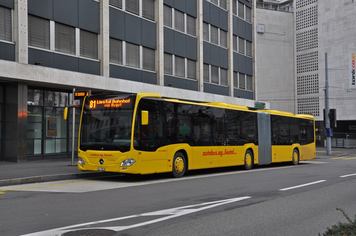 Mercedes Citaro der AAGL mit der Betriebsnummer 82 auf der Linie 81 an der Endstation am Aeschenplatz. Die Aufnahme stammt vom 07.12.2014.