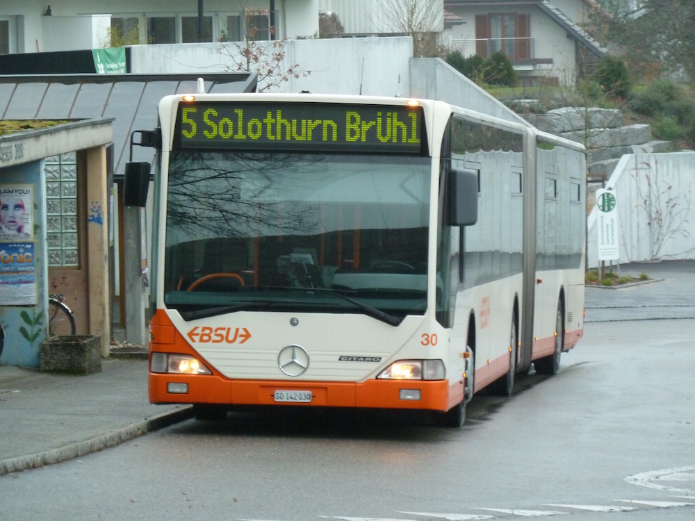 Mercedes Citaro G Nr. 30 (2001) vom BSU am 1.12.14 bei der Wendeschlaufe der Linie 5 in Aeschi. 