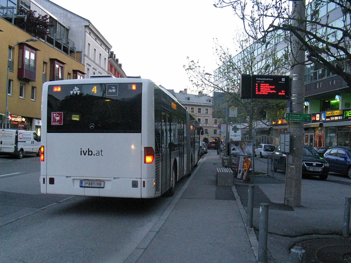 Mercedes Citaro Gelenksbus Nr. 881 der Innsbrucker Verkehrsbetriebe als Linie 4 (kurz vor Umbenennung in Linie 504) an der Haltestelle Polizeidirektion. Aufgenommen 27.4.2016.