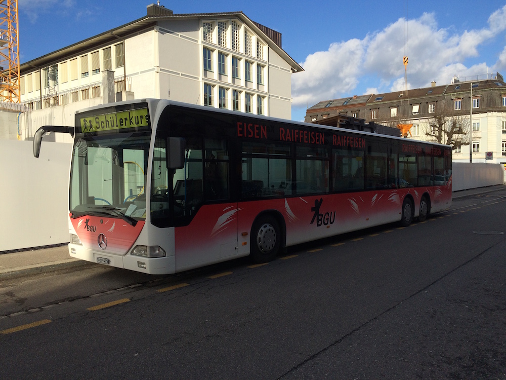 Mercedes Citaro L Nr. 15 (1999) vom BGU am 25. Februar 2015 beim Halteplatz für den Schülerkurs, nahe am Bahnhof Solothurn. Der sehr nette Chauffeur des Busses meinte, noch bis Mitte März sei der Citaro L im Einsatz, dann sei vermutlich definitiv Schluss. Ein neuer Gelenker werde erwartet, welcher ein 12m Bus in Grenchen ablösen soll, welcher dann wohl anschliessend den Schülerkurs übernehmen wird. 