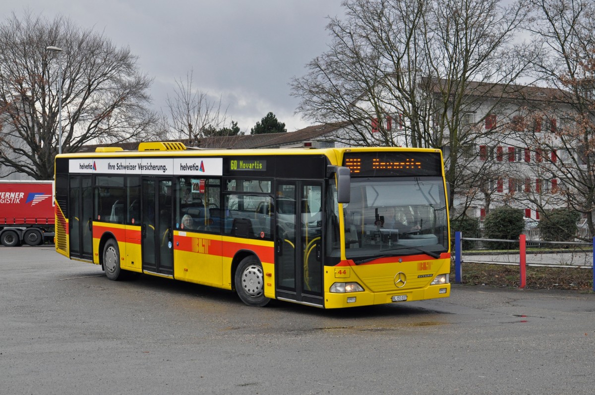Mercedes Citaro mit der Betriebsnummer 44 auf der Linie 60 fährt zur Endstation beim Bahnhof Muttenz. Die Aufnahme stammt vom 02.02.2015.