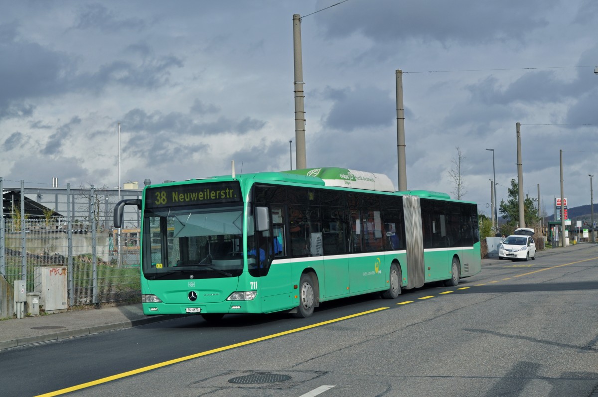 Mercedes Citaro mit der Betriebsnummer 711 auf der Linie 38 fährt zur Haltestelle Tinguely Museum. Die Aufnahme stammt vom 30.01.2015.