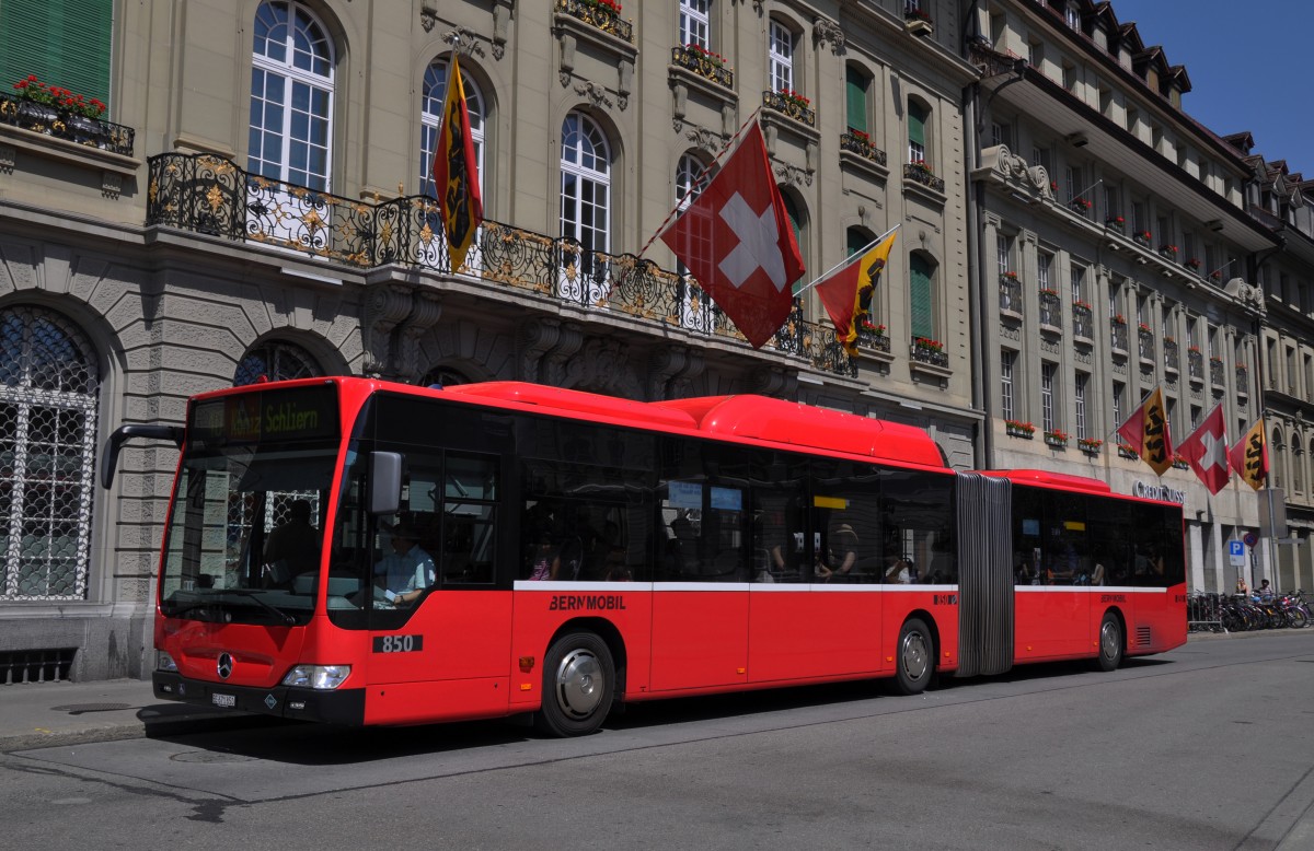 Mercedes Citaro mit der Betriebsnummer 850 auf der Linie 10 am Bundesplatz in Bern. Die Aufnahme stammt vom 05.08.2013.