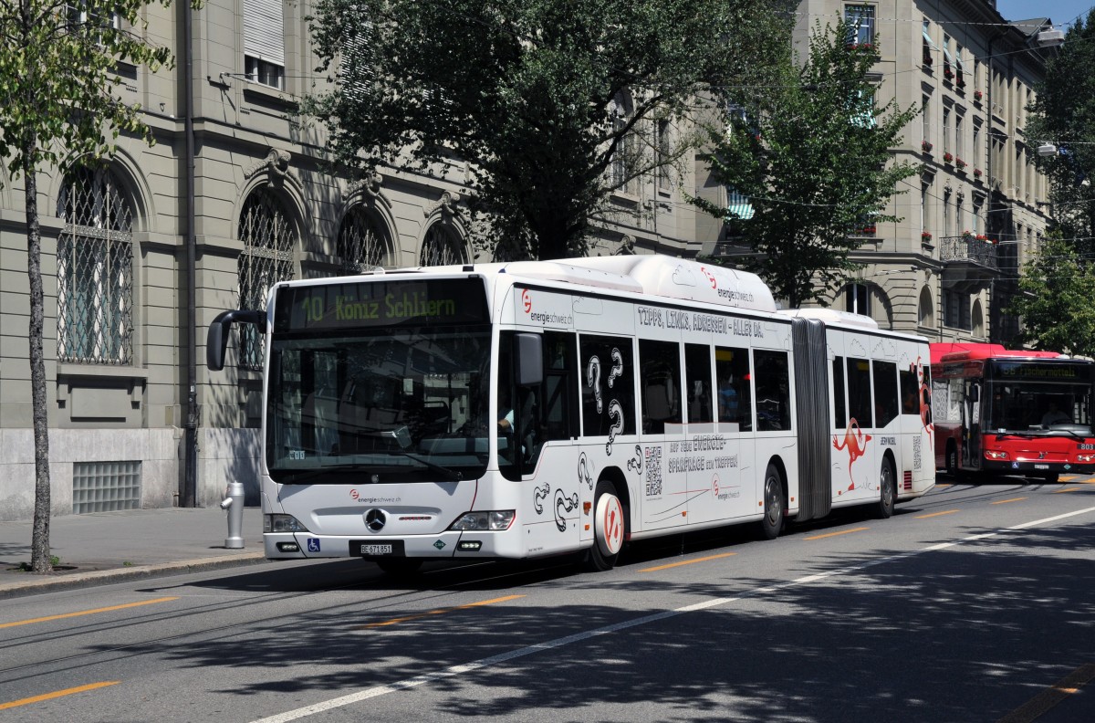 Mercedes Citaro mit der Betriebsnummer 851 und der Vollwerbung fr energieschweiz.ch auf der Linie 10 in der Bundesgasse in Bern. Die Aufnahme stammt vom 05.08.2013.