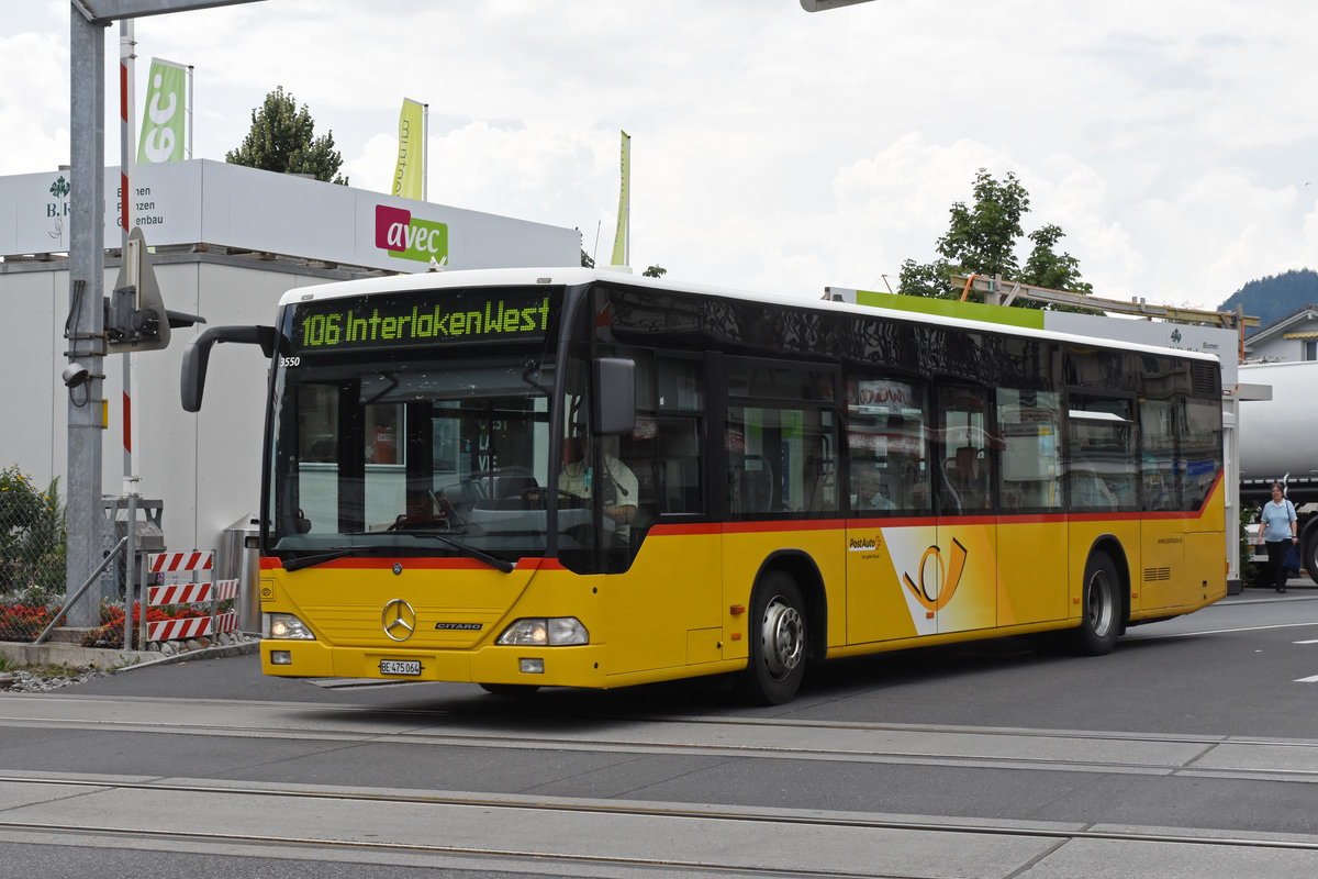 Mercedes Citaro der Post, auf der Linie 106, fährt zur Haltestelle beim Bahnhof Interlaken West. Die Aufnahme stammt vom 25.07.2018.