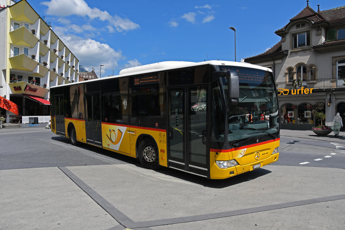 Mercedes Citaro der Post, auf der Linie 102, fährt am 03.07.2023 zur Haltestelle beim Bahnhof Interlaken West.