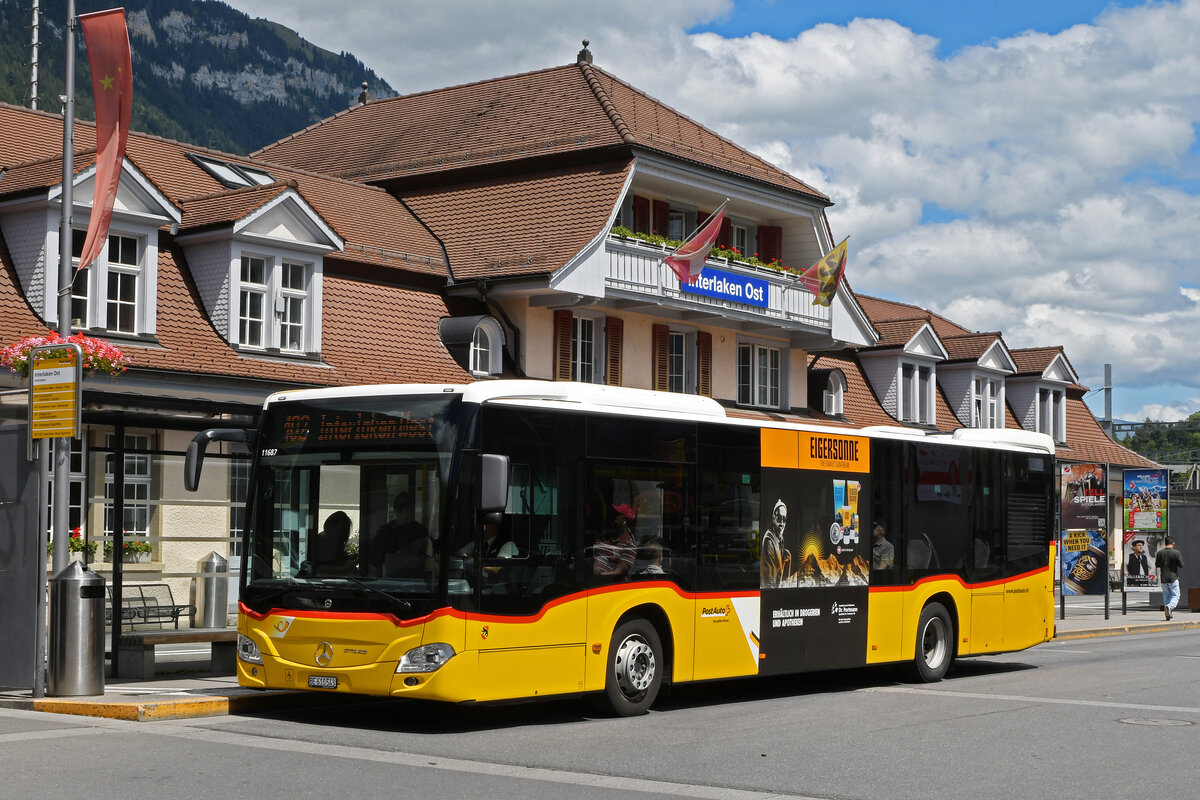 Mercedes Citaro der Post, auf der Linie 102, wartet am 03.08.2023 an der Haltestelle beim Bahnhof Interlaken Ost.
