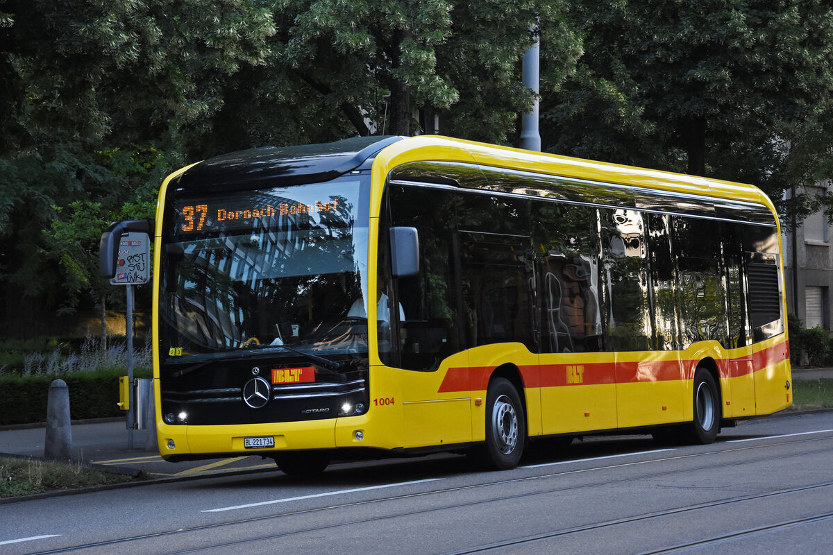 Mercedes eCitaro 1004 der BLT, auf der Linie 37, fährt zur Endstation am Aeschenplatz. Die Aufnahme stammt vom 29.06.2022.