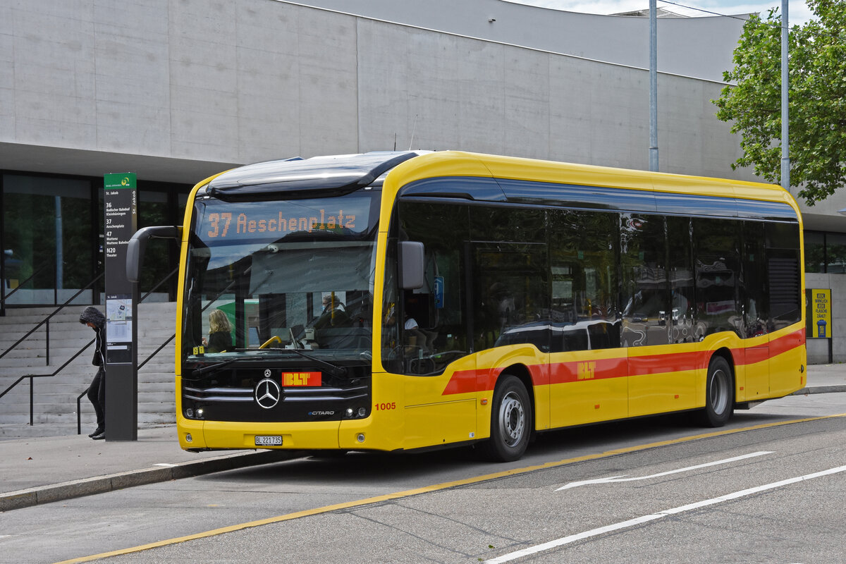 Mercedes eCitaro 1005 der BLT, auf der Linie 37, bedient die Haltestelle St. Jakob. Die Aufnahme stammt vom 30.06.2021.