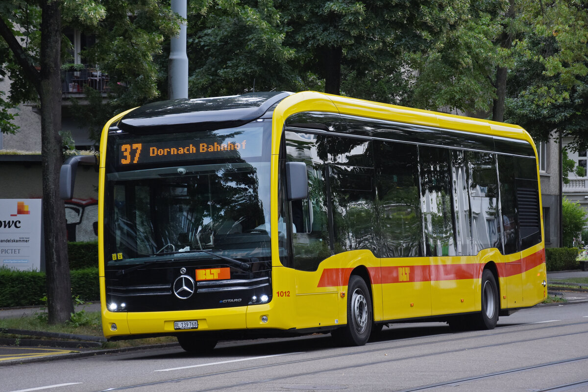 Mercedes eCitaro 1012, auf der Linie 37, fährt zur Endstation am Aeschenplatz. Die Aufnahme stammt vom 28.06.2022.
