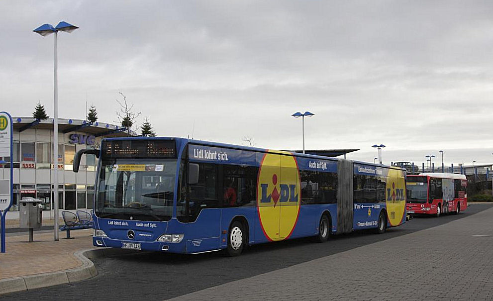 Mercedes Gelenkbus mit LIDL Werbung der Sylter Verkehrsgesellschaft.
SVG.Die Aufnahme entstand am 23.11.2013 am ZOB in
Westerland auf Sylt.
