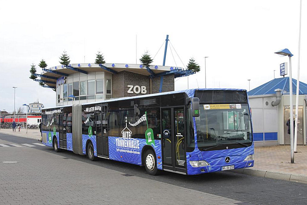 Mercedes Gelenkbus der Sylter Verkehrsgesellschaft.
SVG.Die Aufnahme entstand am 23.11.2013 am ZOB in
Westerland auf Sylt.