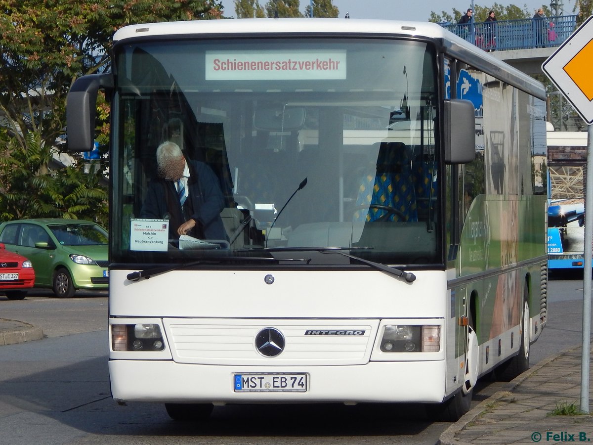 Mercedes Integro von Becker-Strelitz-Reisen aus Deutschland in Neubrandenburg am 14.10.2016