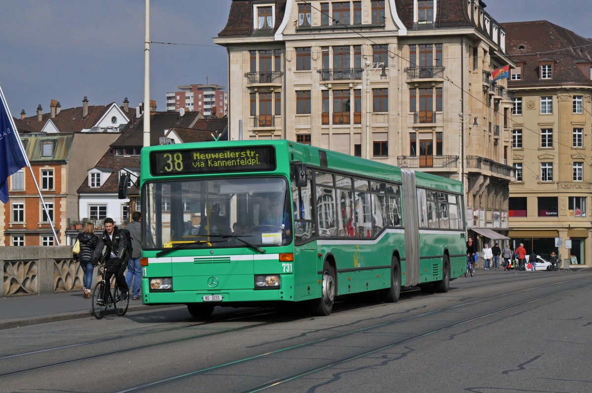 Mercedes O 405 731 auf der Linie 38 überquert die Mittlere Rheinbrücke. Die Aufnahme stammt vom 11.03.2015.