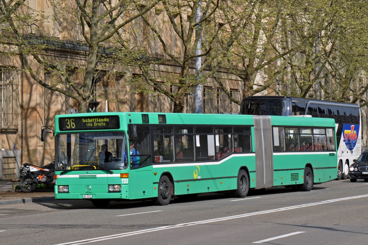 Mercedes O 405 733 auf der Linie 36 fährt zur Haltestelle am Badischen Bahnhof. Die Aufnahme stammt vom 18.04.2015.