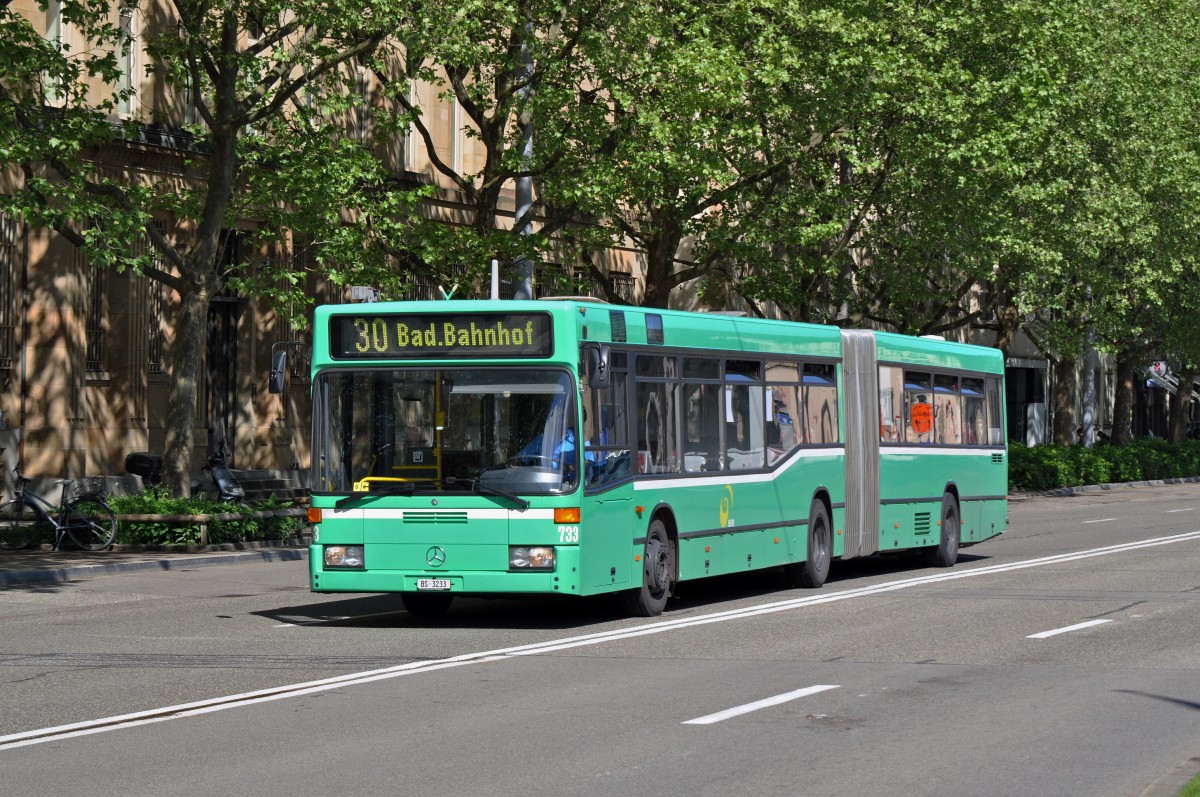 Mercedes O 405 733 auf der Linie 30 fährt zur Endstation der Linie 30 am Badischen Bahnhof. Die Aufnahme stammt vom 06.05.2015.