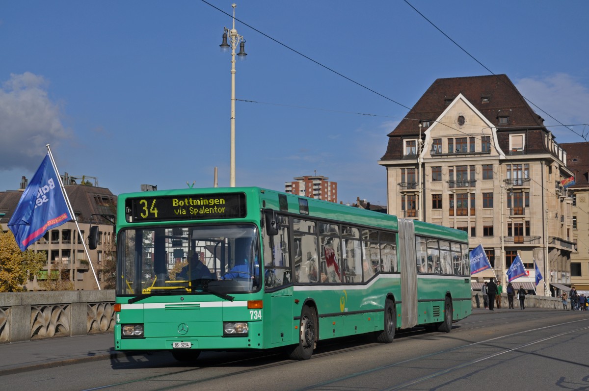 Mercedes O 405 734 auf der Linie 34 überquert die Mittlere Rheinbrücke. Die Aufnahme stammt vom 06.11.2014.
