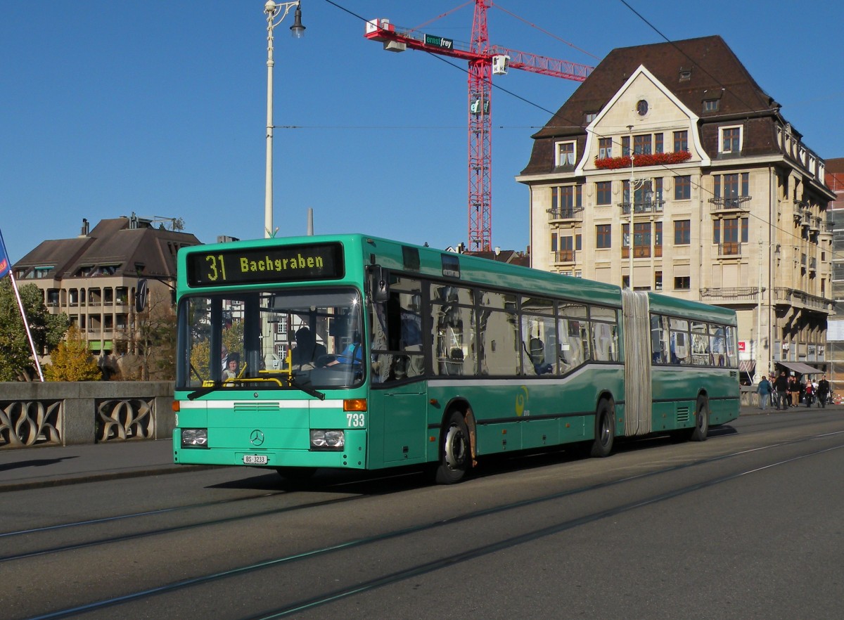 Mercedes O 405 mit der Betriebsnummer 733 auf der Linie 31 berquert die Mittlere Rheinbrcke. Die Aufnahme stammt vom 24.10.2013.