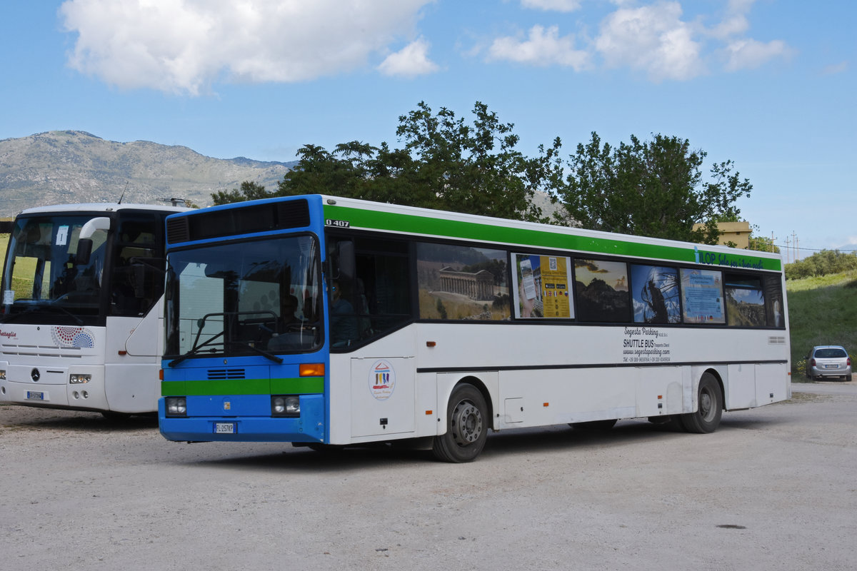 Mercedes O 407 als Shuttlebus beim Griechischen Tempel von Segesta bei Palermo. Die Aufnahme stammt vom 07.05.2018.