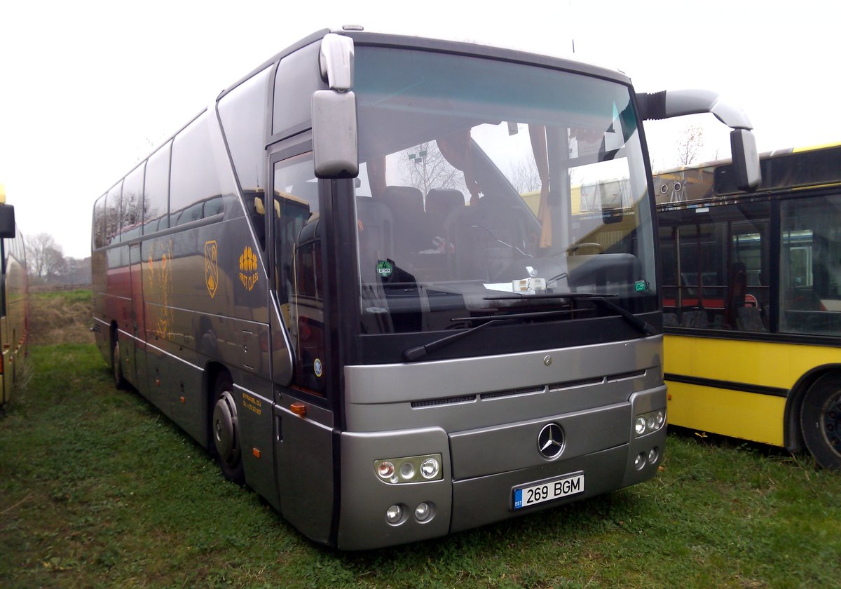 Mercedes Reisebus aus Estland abgestellt in Steimbke. Aufgenommen am 01.12.2014