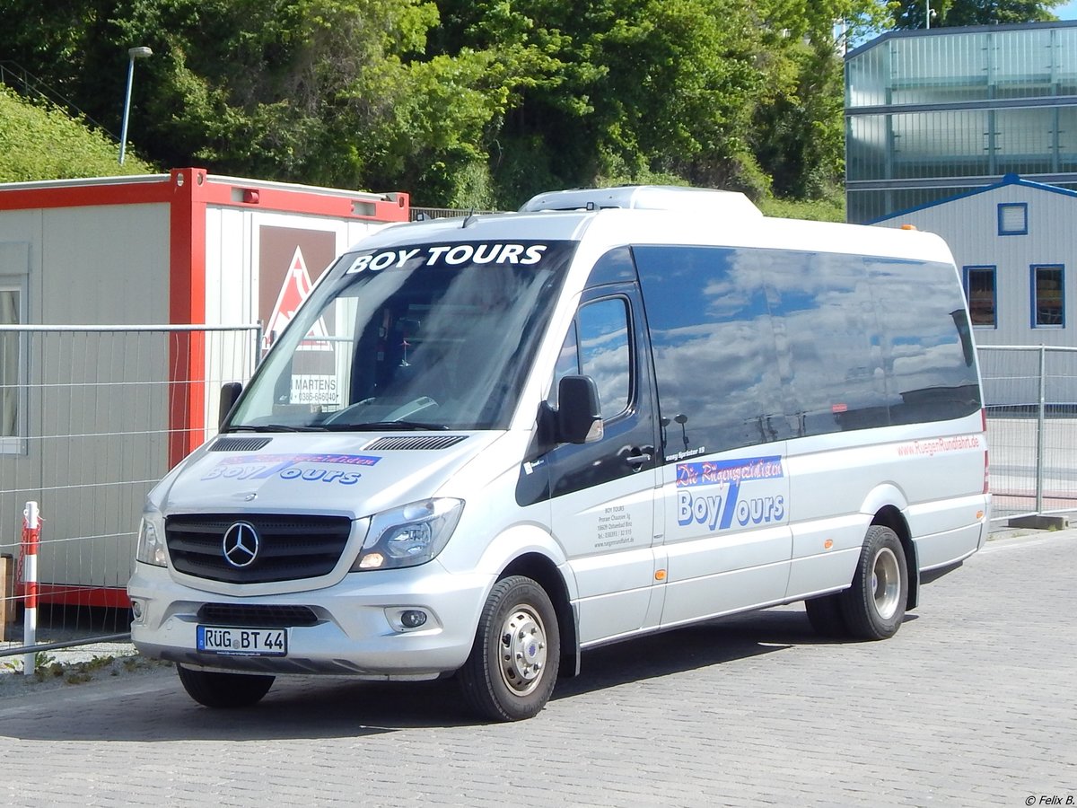 Mercedes Sprinter von BoyTours aus Deutschland im Stadthafen Sassnitz am 26.05.2015