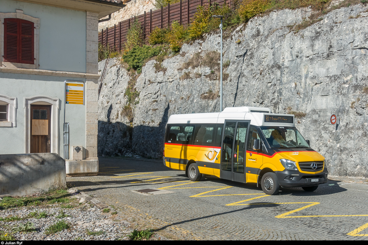 Mercedes Sprinter Postauto 10718 am 12. Oktober 2018 am Bahnhof St-Ursanne.