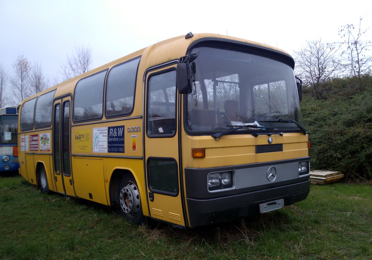 Mercedes steht bereit zur Restauration und ist abgestellt in Steimbke. Aufgenommen am 01.12.2014