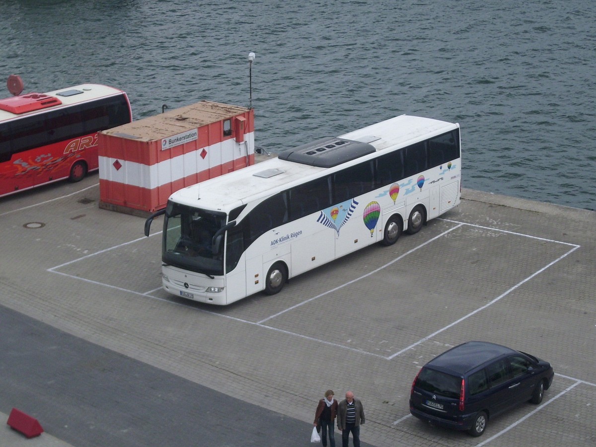 Mercedes Tourismo von der AOK-Klinik Rgen im Stadthafen Sassnitz am 30.05.2012 