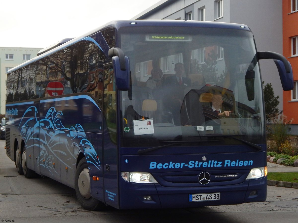 Mercedes Tourismo von Becker-Strelitz Reisen aus Deutschland in Sassnitz am 22.11.2014