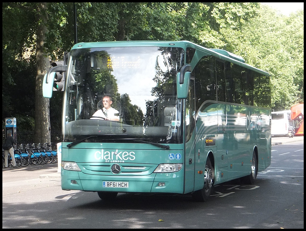 Mercedes Tourismo von Clarkes aus England in London am 26.09.2013