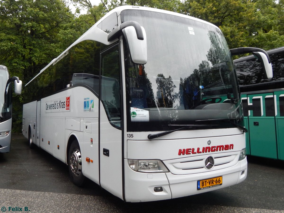 Mercedes Tourismo von Hellingman aus den Niederlanden beim Schloss Linderhof am 09.08.2015