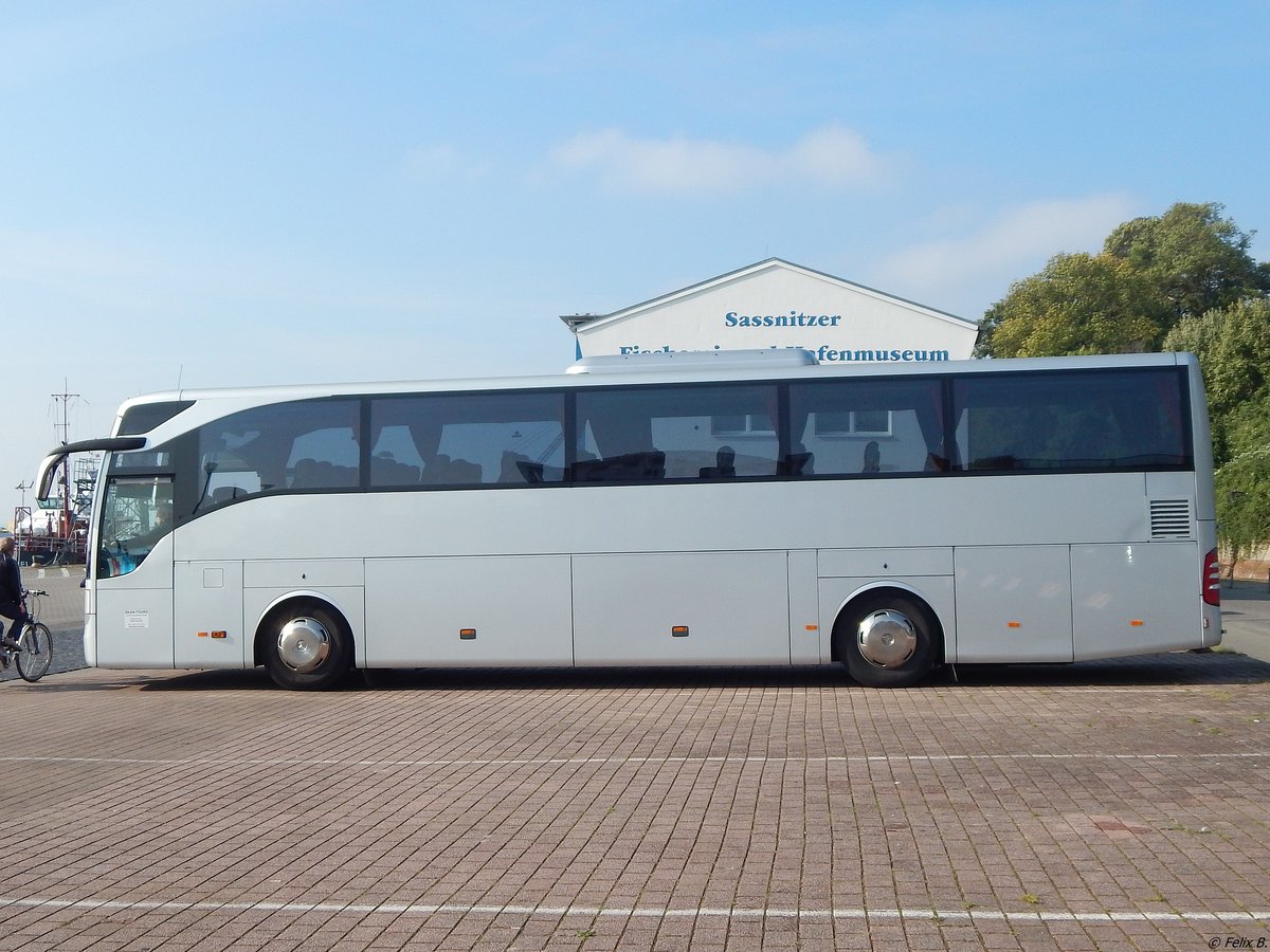 Mercedes Tourismo von Skan-Tours aus Deutschland im Stadthafen Sassnitz am 30.09.2017
