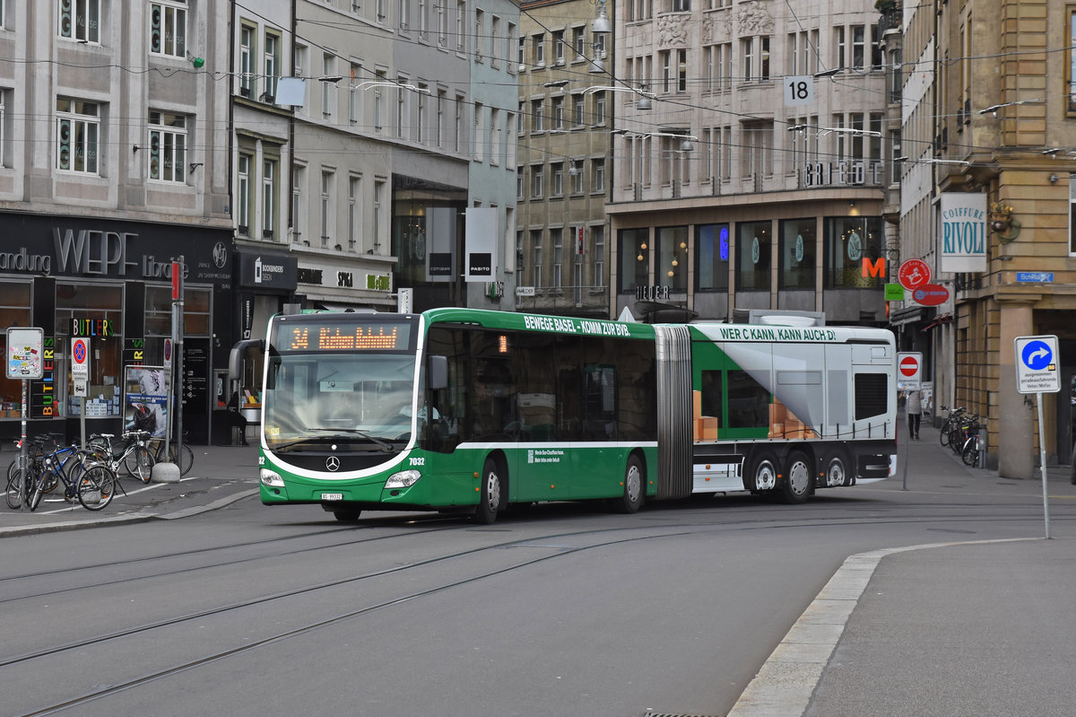 Mit dem Mercedes Citaro 7032 suchen die Basler Verkehrsbetriebe neue Chauffeure. Hier überquert der Bus die Mittlere Rheinbrücke. Die Aufnahme stammt vom 06.03.2019.