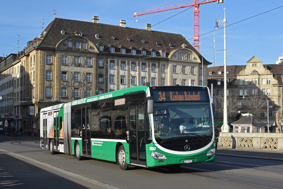 Mit dem Mercedes Citaro 7032 suchen die Basler Verkehrsbetriebe neue Chauffeure. Hier überquert der Bus die Mittlere Rheinbrücke. Die Aufnahme stammt vom 26.02.2019.