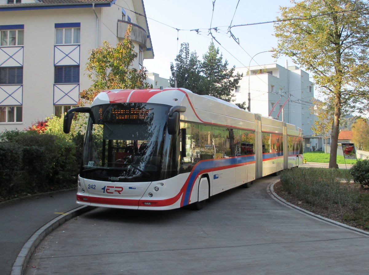 Mit VBL Nr. 242 sind nun alle Neuen  1ER  im Betriebseinsatz. Endstation Kriens-Obernau am 29.10.2014. Die Anhängerzüge sind auf der Linie 1 nur noch vereinzelt anzutreffen.