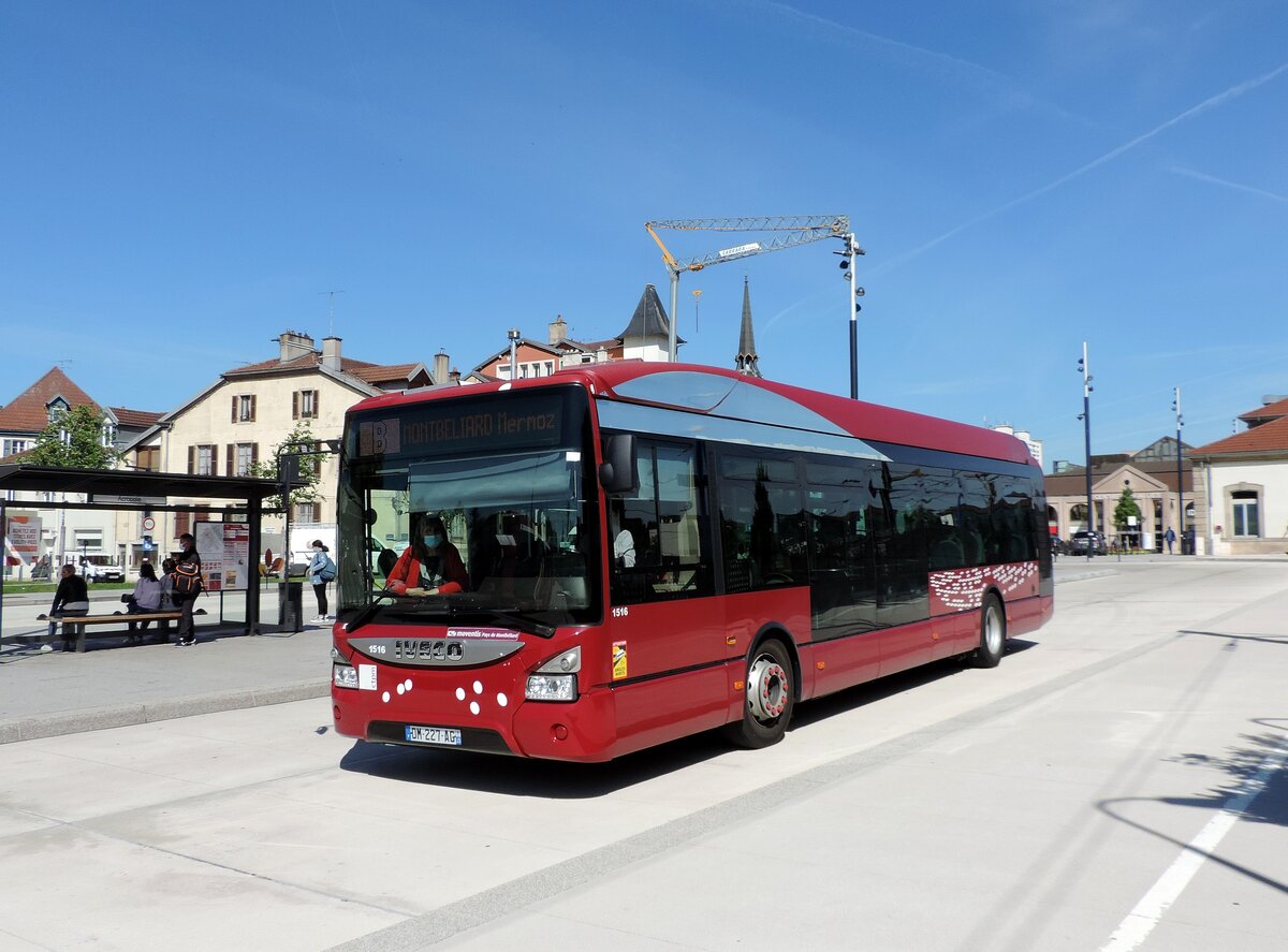 Montbéliard - 28. Mai 2021 : Iveco Urbanway 12, Wagen 1516, bei der Haltestelle Acropole.