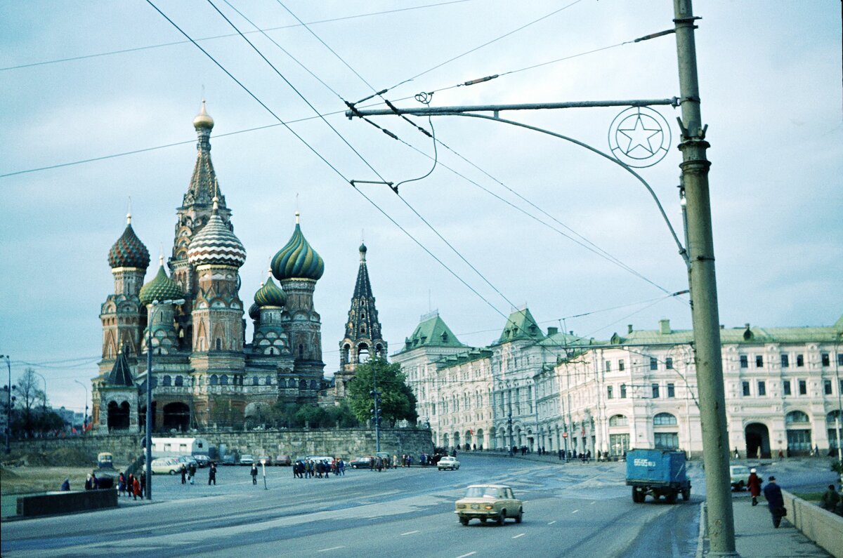 Moskau_10-1977_O-Bus-Mast vor Basiliuskathedrale und GUM