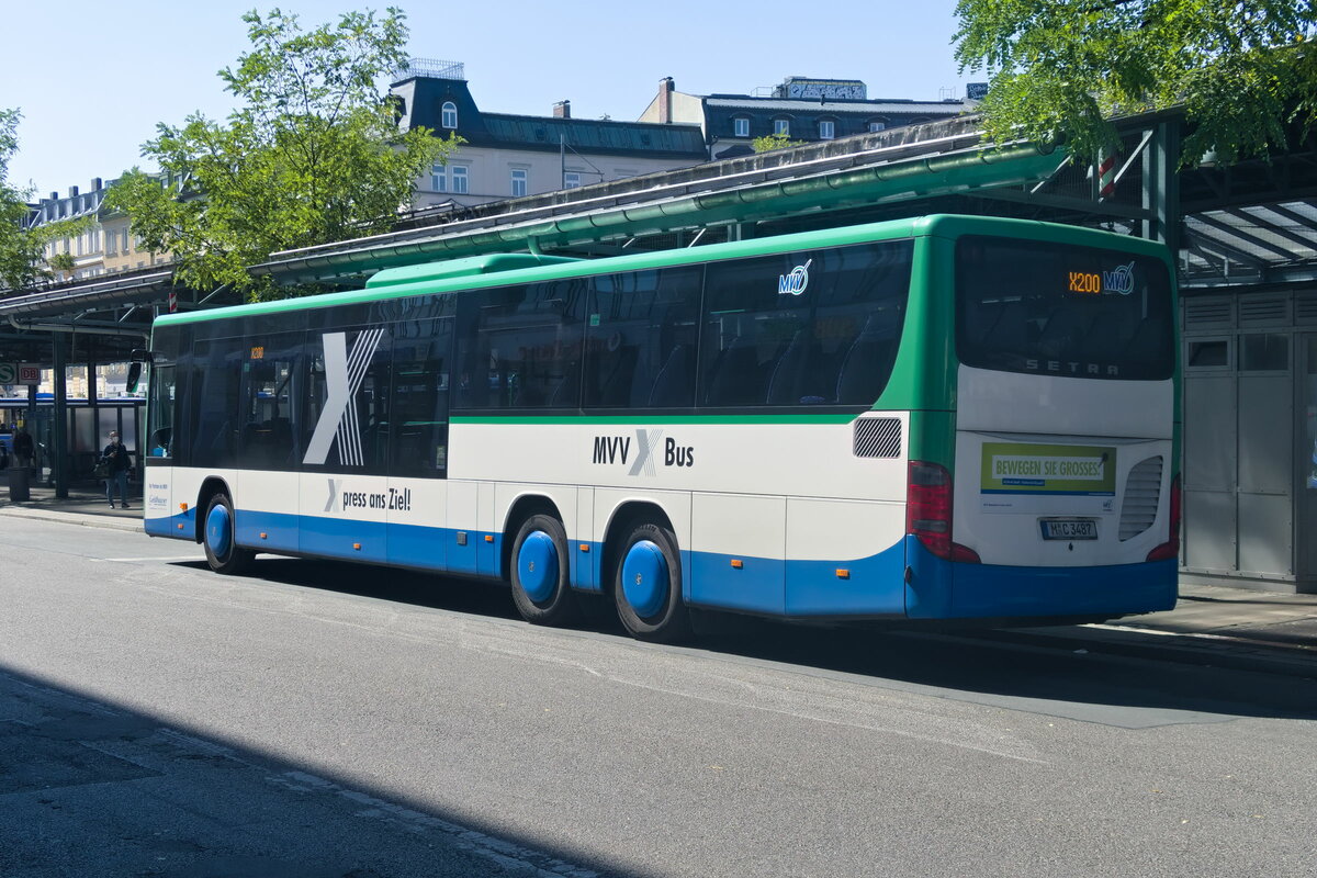 München: Setra S 418 LE business von Geldhauser (M-C 3487) als Linie X200 an der Haltestelle Ostbahnhof. Aufgenommen 2.9.2021.