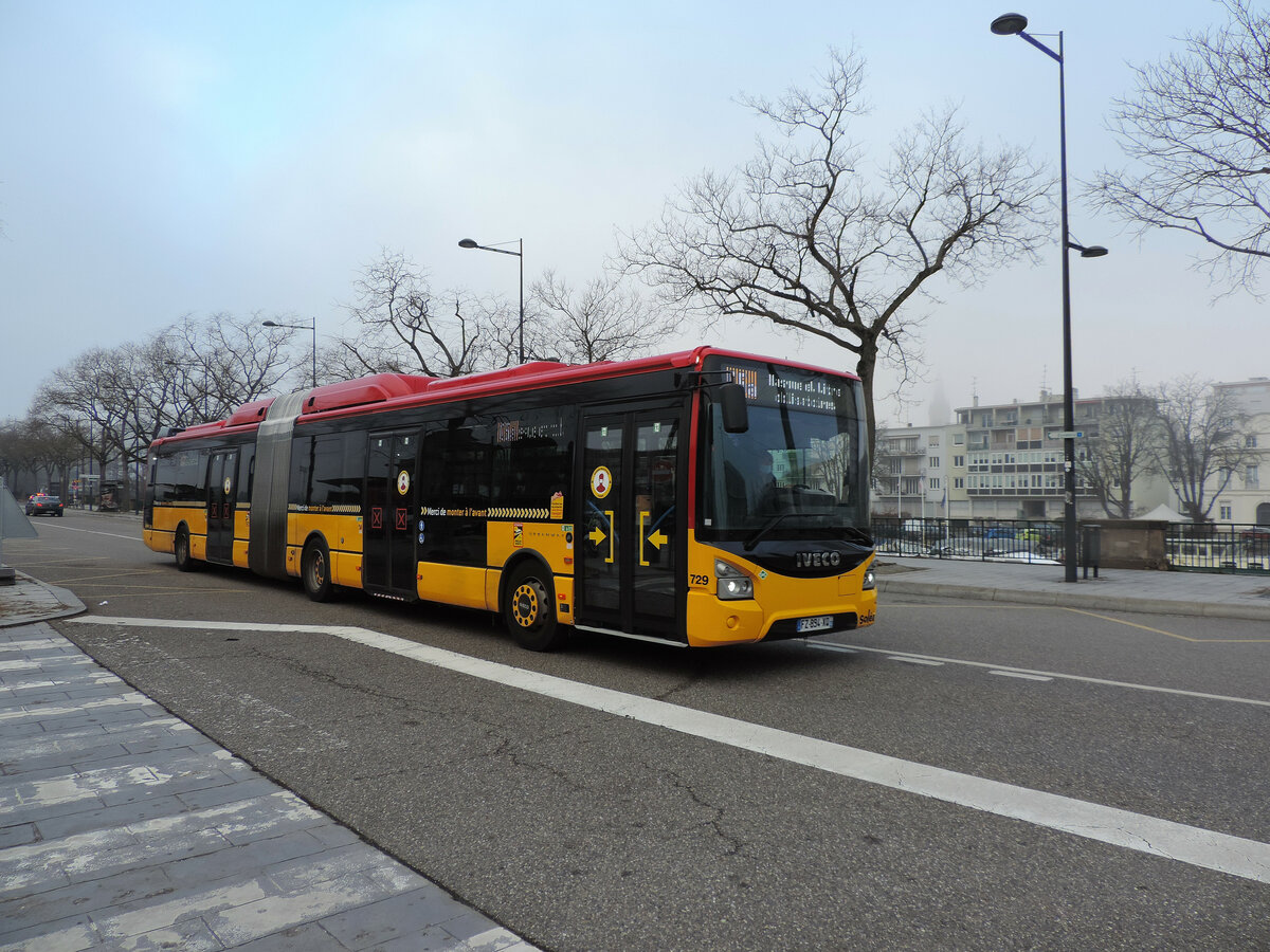 Mulhouse - 21. Dezember 2021 : Urbanway 18 CNG, Wagen 729, verkehrt auf der Linie C5a und erreicht den Centralbahnhof.