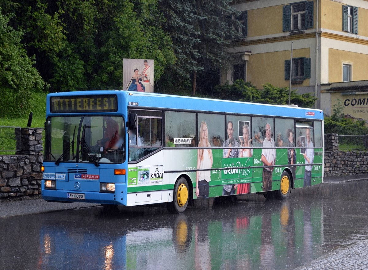 MVG Mürztaler Verkehr O 405 (Schaltwagen) WN 64 (Bj 1988) als Shuttlebus zum Ritterfest auf der Burg Oberkapfenberg bei der Haltestelle Kapfenberg Rosseggerdenkmal, 26.06.2016