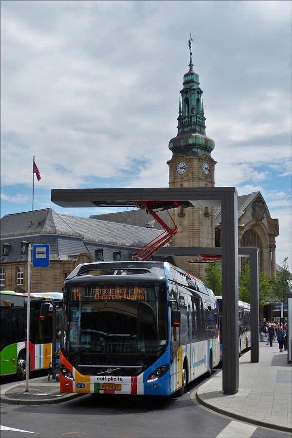 MZ 8497, Volvo 7900 Hybrid, mit dem Stromabnehmer wird an der Bushaltestelle am Bahnhof von Luxemburg, binnen 6 Minuten der Akku des Busses komplet geladen und der Bus kann seine Strecke bediennen.  29.06.2017 