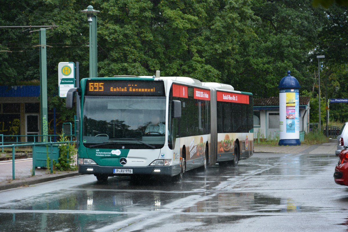 Nach einer kurzen wende fährt P-AV 976 zurück zum Hauptbahnhof in Potsdam. Aufgenommen am  12.07.2014.