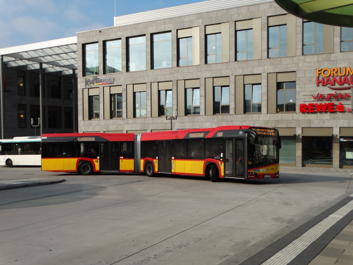 Nagelneuer HSB Solaris Urbino 18 Wagen 82 am 10.03.16 in Hanau auf der Linie 10 