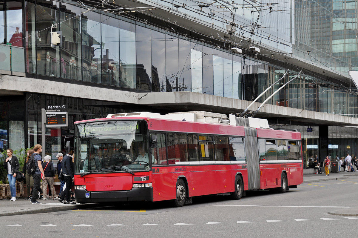 NAW Hess Trolleybus 15, auf der Linie 20, bedient die Haltestelle beim Bahnhof Bern. Die Aufnahme stammt vom 09.06.2017.